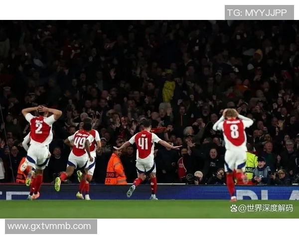 镜头捕捉:阿森纳赛场小动作引发热议 镜头捕捉:阿森纳赛场小动作引发热议