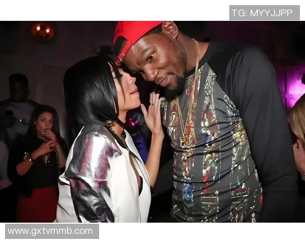 杜兰特被曝与女星亲密互动引发绯闻 不少网友猜测两人关系超越友谊